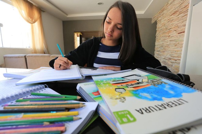Julia Ferreira, 14 anos, foi diagnosticada com déficit de atenção. Com atendimentos psicológicos semanais, ela está indo bem na escola e já desenvolveu o hábito da leitura. | Ivonaldo Alexandre/Gazeta do Povo