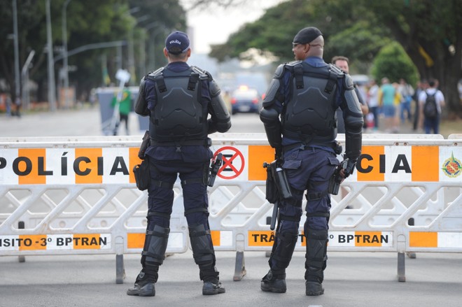 Policiais estão posicionados em frente ao Senado Federal, a fim de conter eventuais tumultos. | Andressa Anholete/AFP