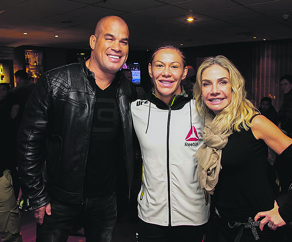 Cristiane Canet Mocellin (à dir.) com a lutadora Cris Cyborg e seu empresário, o ex-campeão do UFC Tito Ortiz, logo após o encerramento do evento, na madrugada de domingo, no hotel onde os participantes estavam hospedados. | Naideron Jr.