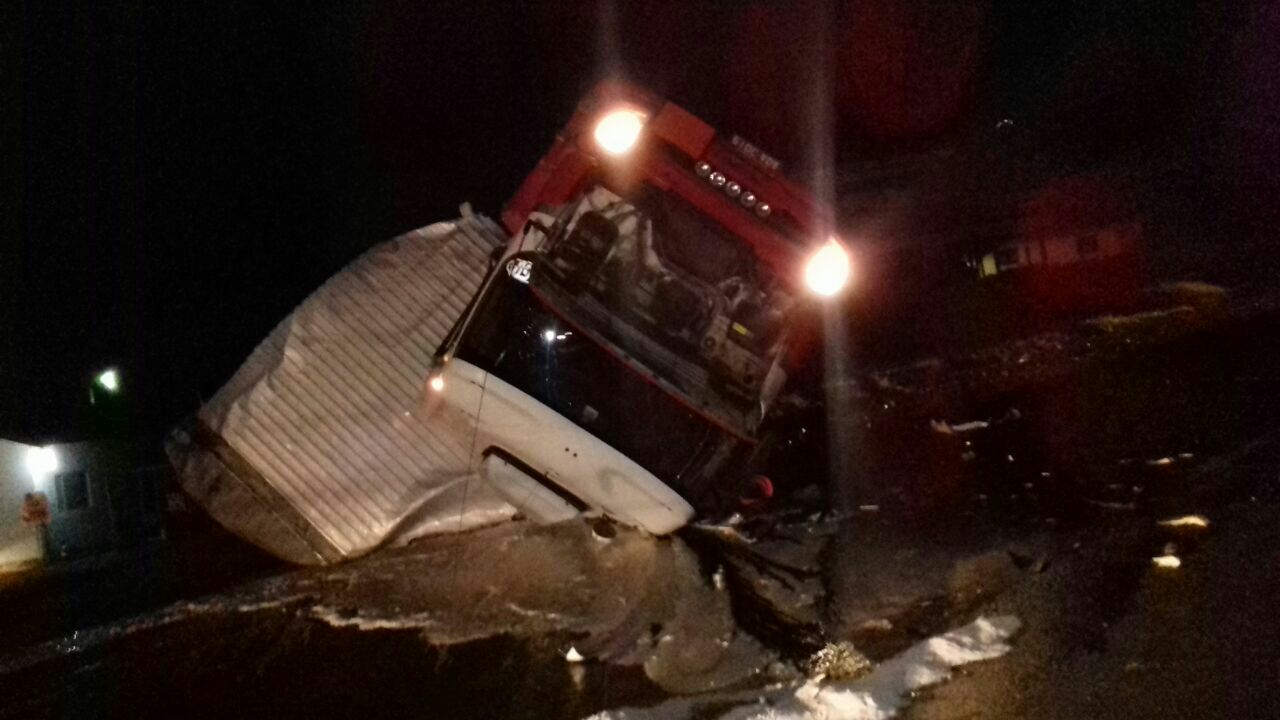 Tombamento de dois caminhões deixou uma pessoa morta na BR-376 | PRF/Divulgação