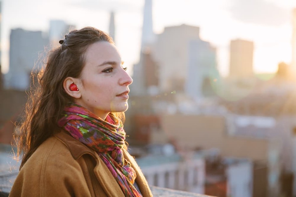 Fone do Pilot permite que duas pessoas que falam idiomas diferentes conversem de maneira quase natural | Divulgação/Waverly Labs