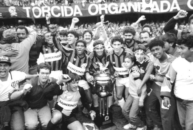 Jogadores do Atlético festejam a conquista do Paranaense de 1990, jogo marcado pelo gol contra do zagueiro Berg. | Memória FC/Arquivo GRPCom