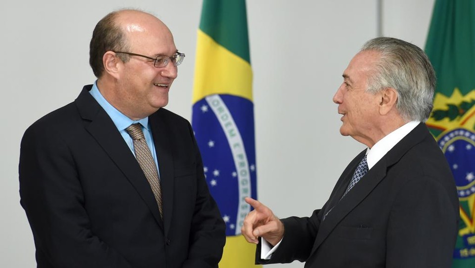 Goldfajn, de origem israelense, conversa com  Temer, de origem Libanesa. | EVARISTO SA/AFP