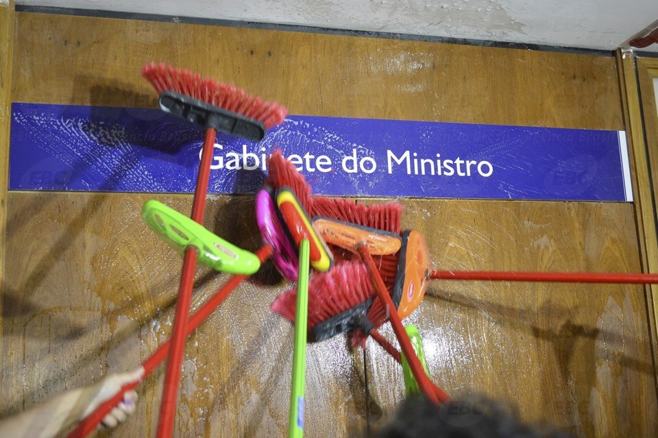 Servidores do Ministério da Transparência lavaram a porta do gabinete de Fabiano Silveira. | Antonio Cruz/Agência Brasil
