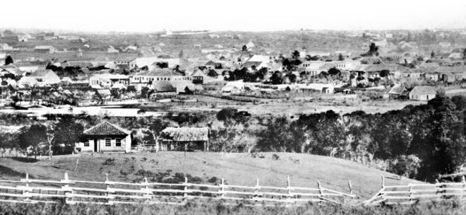 Curitiba em 1883, em primeiro plano a chácara de Nhá Laura Borges, ao fundo o banhado que três anos depois se tornaria o Passeio Público. Foto de Adolph Volk | Cid Destefani/Acervo