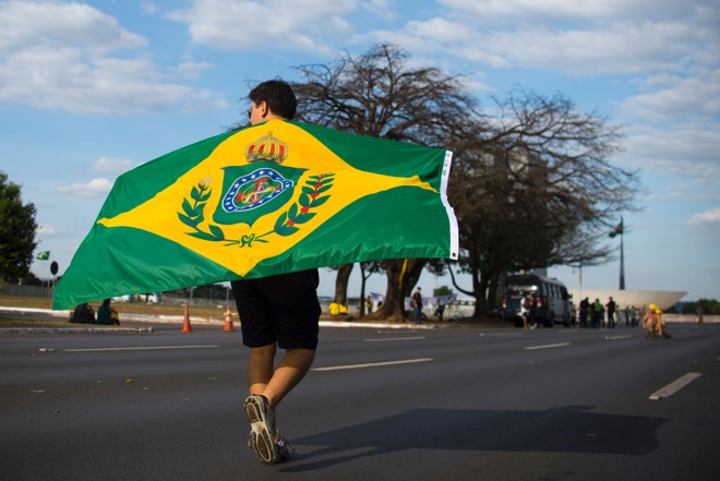 Em Brasília, cidadãos a favor do impeachment circulam perto do Senado Federal. | Andressa Anholete/AFP