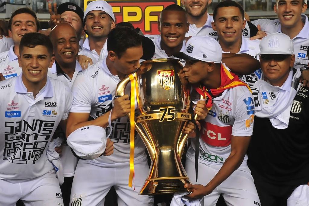 Jogadores beijam a taça do Paulista, conquista que é a sétima santista em dez anos | Divulgação/Flickr-Santos FC