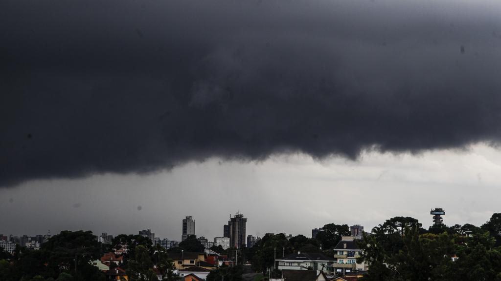 Em Curitiba e litoral, estão previstas chuvas fracas e intervaladas até este domingo (29) | Daniel Castellano/Gazeta do Povo
