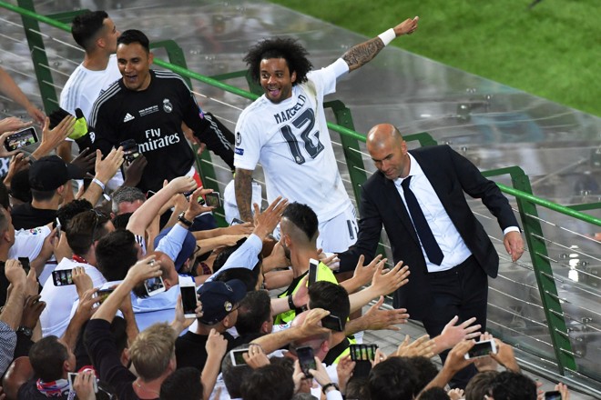 O brasileiro Marcelo , ao lado do técnico Zidade, comemora com a torcida. | TIZIANA FABI/AFP