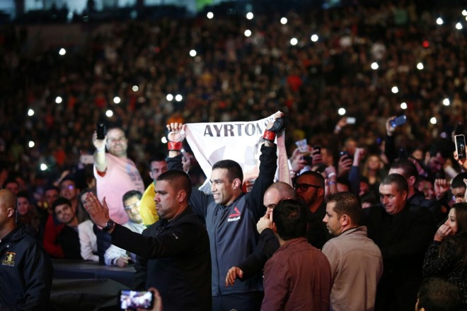 Werdum chegou ao octogono com música e bandeira em homenagem a Ayrton Senna. | Hugo Harada/Gazeta do Povo