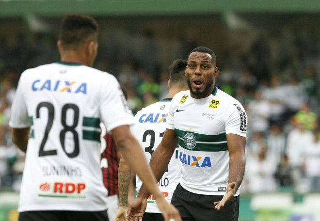 Luccas Claro cobra companheiro de zaga Juninho após lance falha em ataque rubro-negro | Daniel Castellano/Gazeta do Povo