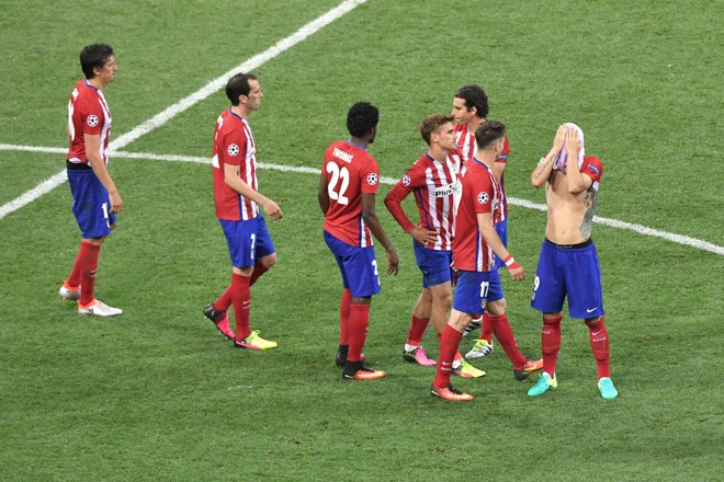 Reação dos jogadores depois da cobrança de Juanfran | TIZIANA FABI/AFP