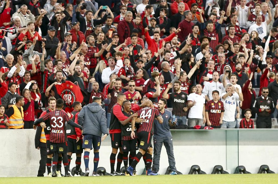 Thiago Heleno comemora com os jogadores que estavam no banco de reservas o primeiro gol. Jogada foi uma percepção do meia-atacante Nikão. | Hugo Harada/Gazeta do Povo