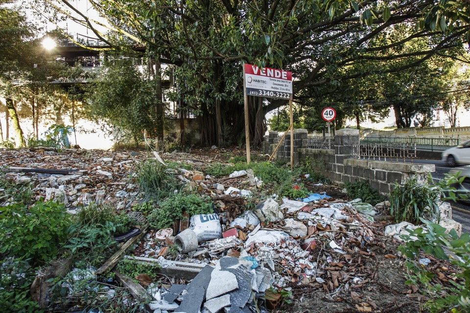 Terrenos abandonados podem se tornar criadouros do Aedes aegypti | Daniel Castellano/Gazeta do Povo