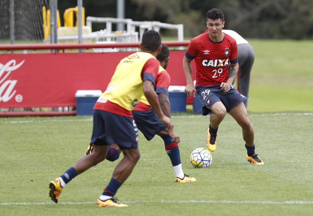 Vinícius marcou em duas estreias do Fluminense e uma do Atlético. | Aniele Nascimento/Gazeta do Povo