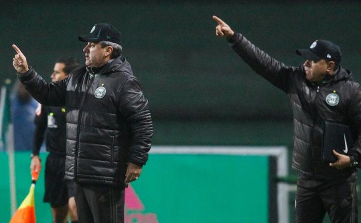 Gilson Kleina e o auxiliar Pachequinho no jogo com o Juventude. Empate derrubou o Coxa na Copa do Brasil. | Daniel Castellano/Gazeta do Povo