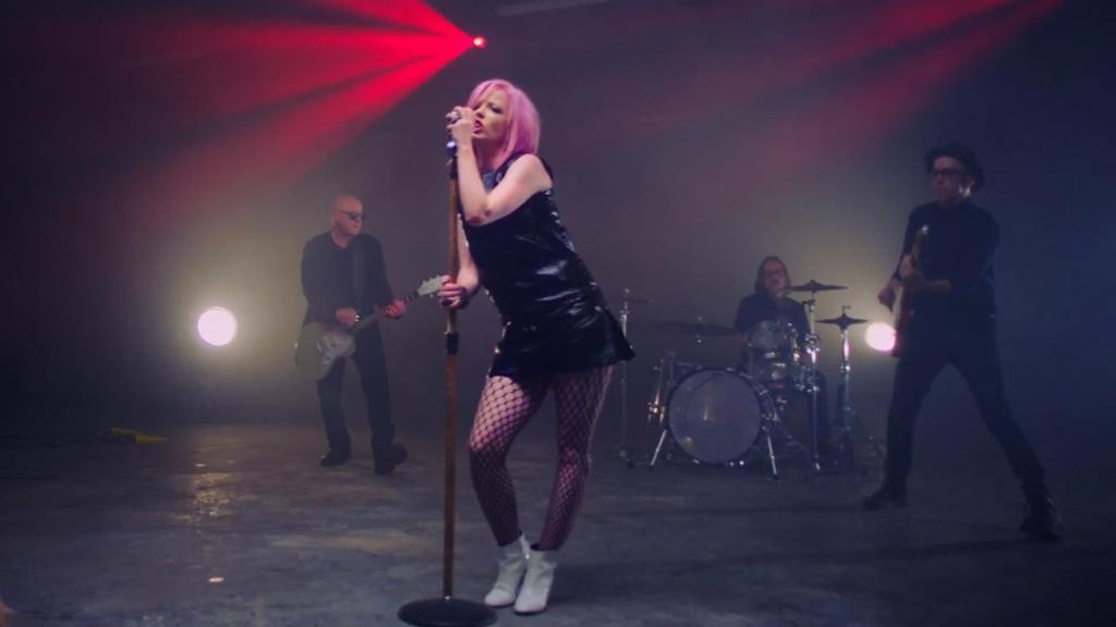 Clipe é assinado por Samuel Bayer, primeiro diretor a trabalhar com a banda.