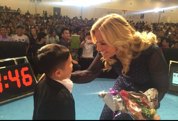 O vietnamita Nguyen Tan Phat foi confundido por Michelle Mone com uma criança de seis anos. Na verdade, o homem tem 22. | Reprodução/Twitter @MichelleMore