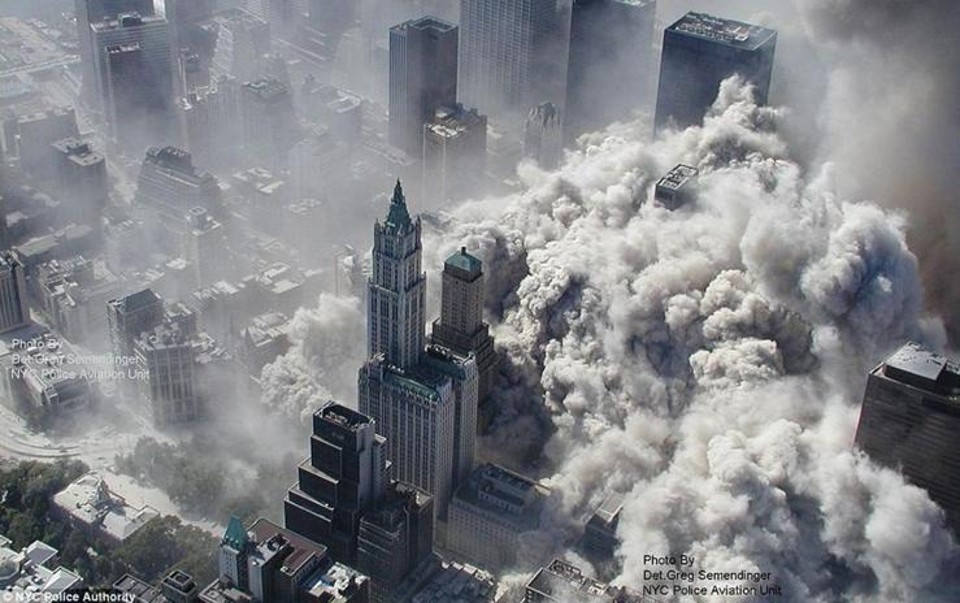 Segunda torre do World Trade Center desaba após avião atingi-la em ação orquestrada do 11 de setembro de 2001 | dec/RAB/Greg Semendinger/