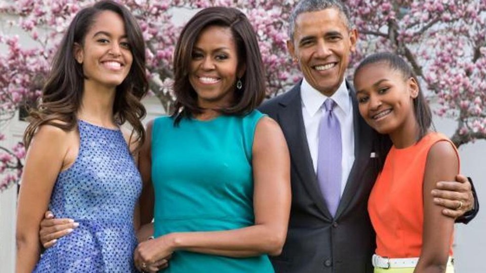 Malia (esq.) com os pais e a irmã, Sasha | Pete Souza/ TWH/