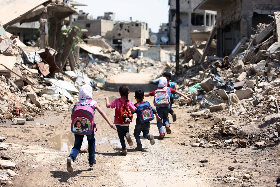Crianças correm em área destruída de Damasco: autoridades holandesas incluíram filhos de membros do estado islâmico na lista de jihadistas | AMER ALMOHIBANY/AFP