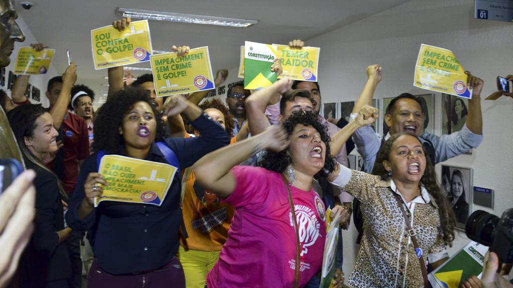 Manifestantes se reuniram no corredor do Senado, perto da sala da comissão do impeachment. | Ana Volpe/Senado Federal