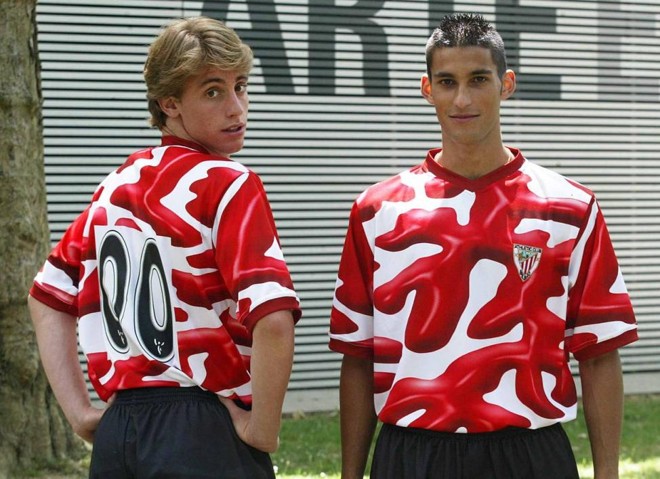Desenhada pelo artista Darío Urzay em 2004, a camiseta do espanhol Athletic de Bilbao parece estar suja de ketchup. | Divulgação/Athletic de Bilbao
