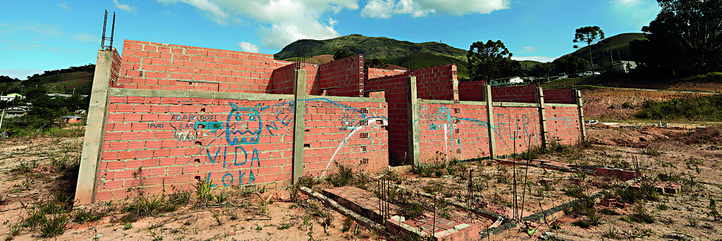 Obras da escola Ribeirão Grande, em Campina Grande do Sul, estão paradas.  Construção foi suspensa em razão das investigações da Operação Quadro Negro no ano passado e só deve ser retomada após uma nova licitação.