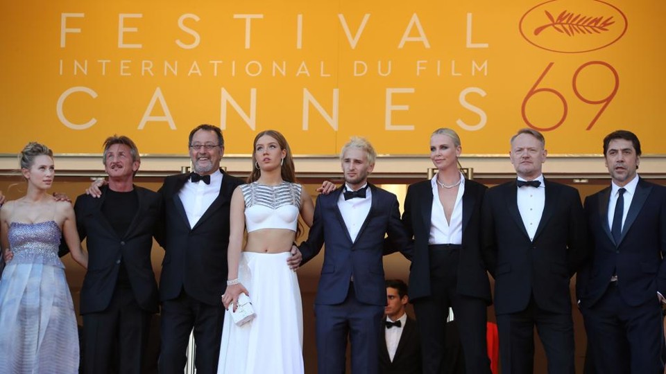 Elenco de “The Last Face” reunido na manhã desta sexta-feira (20), em Cannes | VALERY HACHE/AFP
