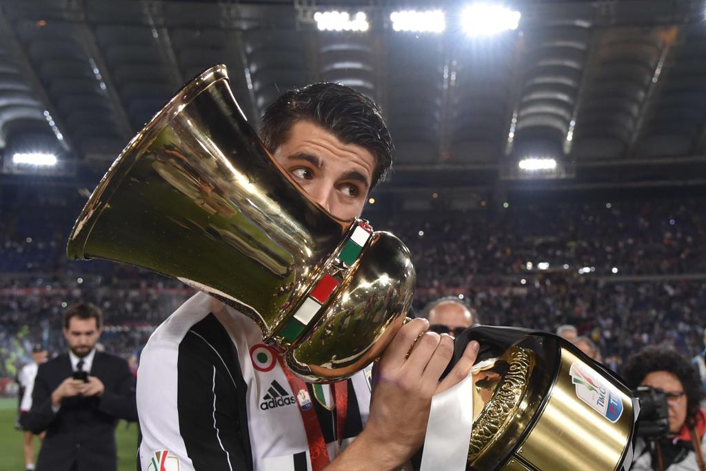 Morata, herói do título da Juventus, beija a taça conquistada diante do Milan, no Estádio Olímpico de Roma. | Tiziana Fabi/AFP