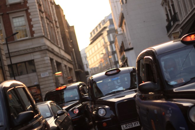 Fabricante chinesa que faz os icônicos táxis pretos de Londres querem, agora, fazer uma frota híbrida movida à bateria. Os primeiros veículos devem ser vendidos no fim de 2017. | Sammy Albon/Creative Commons