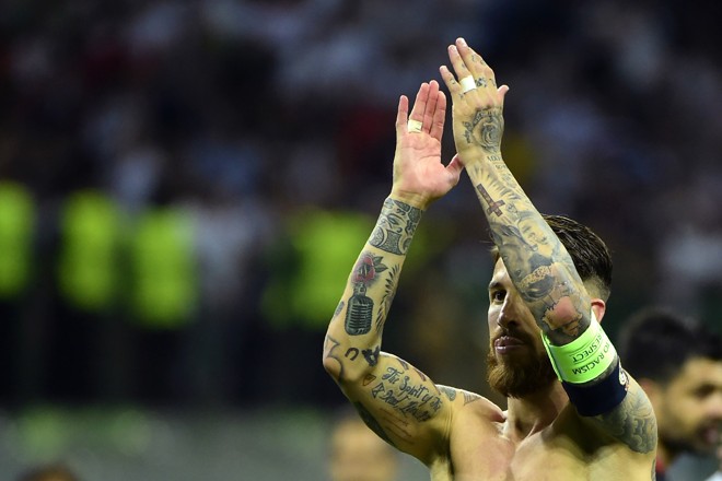 O capitão Sergio Ramos foi responsável por levantar a taça da Liga | OLIVIER MORIN/AFP