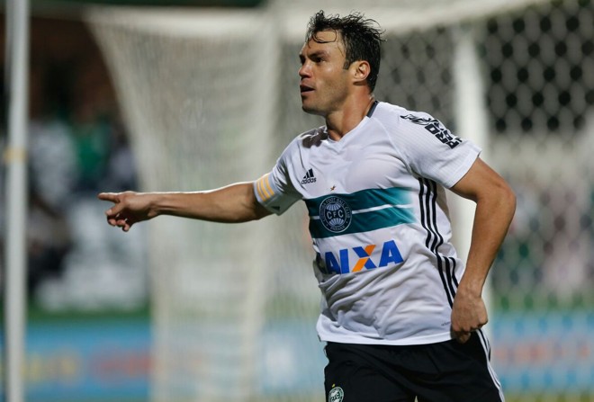 Atacante Kléber corre para comemorar os primeiros três pontos do Coxa no Brasileiro. | Henry Milléo/Gazeta do Povo