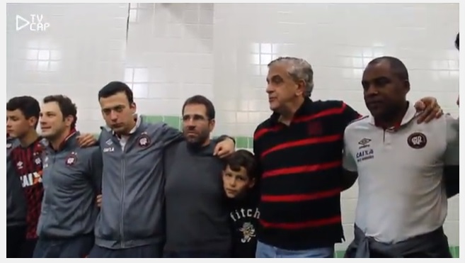 Petraglia agradece aos jogadores no vestiário do Couto Pereira. | /