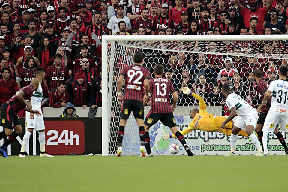 Thiago Heleno abriu o placar para o Atlético contra o Coritiba. “Temos que ter calma, tem o segundo jogo”, lembra o zagueiro. | Albari Rosa/Gazeta do Povo