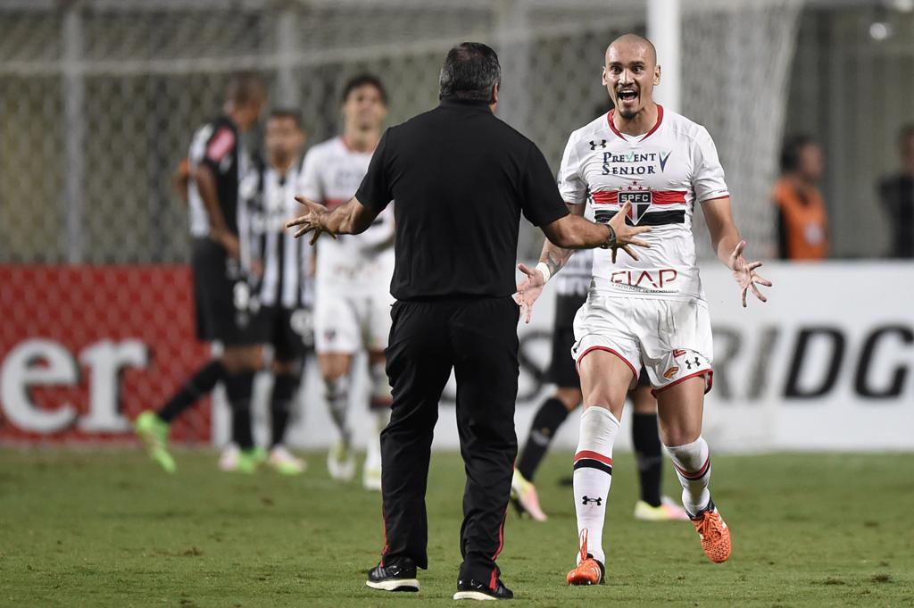 Herói da noite para o Tricolor paulista, Maicon comemora a classificação do São Paulo para a semifinal da Libertadores. | Douglas Magno/AFP