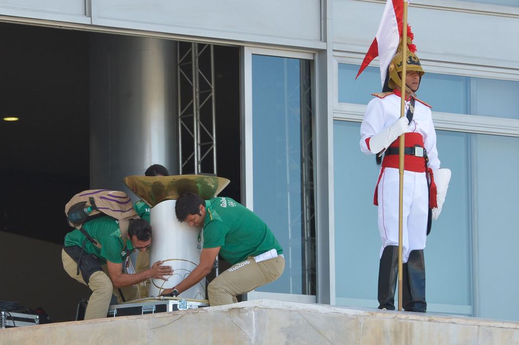 Técnicos instalam pira olímpica do Palácio do Planalto: Dilma deve ser afastada antes do início dos Jogos. | José Cruz/Agência Brasil