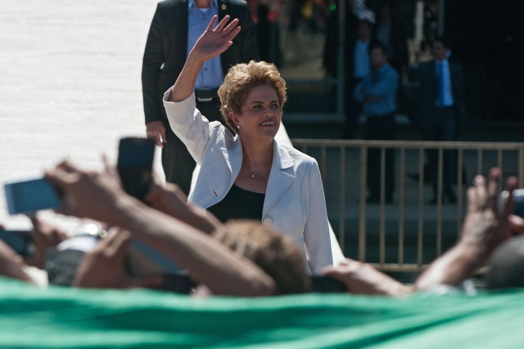 Dilma durante saída do Palácio do Planalto, no fim da manhã desta quinta-feira (12) | ANDRESSA ANHOLETE/AFP