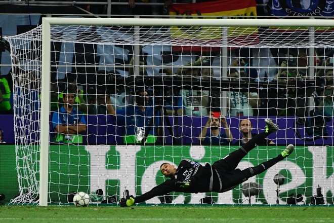 Navas acerta o canto na cobrança de Juanfran | PIERRE-PHILIPPE MARCOU/AFP