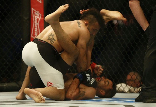 O parnanguara John Lineker demorou, mas conseguiu empolgar a torcida no terceiro round de sua luta contra o americano Rob Font. | 