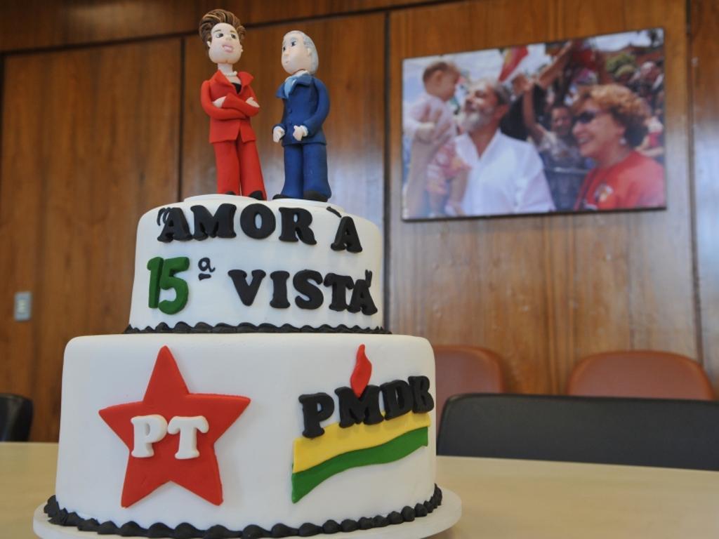 Bolo teve até bonecos de Dilma e Temer. | Valter Campanato/Agência Brasil