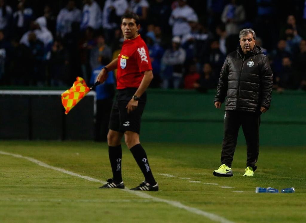 Técnico Gilson Kleina, do Coritiba, no jogo contra o Cruzeiro. | Henry Milléo/Gazeta do Povo
