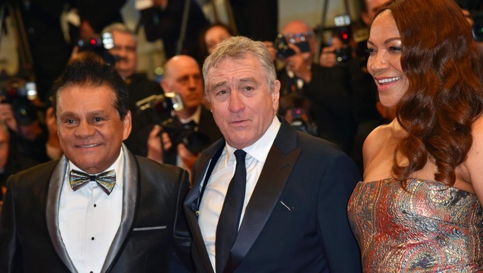 O  lutador panamenho esteve no tapete vermelho com o ator e sua mulher, Grace Hightower | LOIC VENANCE/AFP