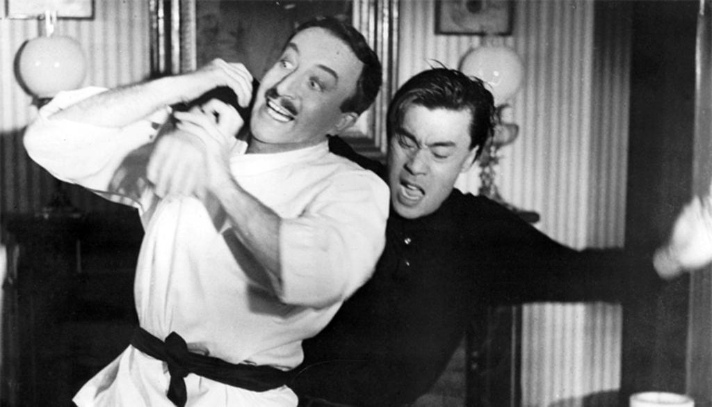 Peter Sellers, à esquerda, como Closeau e Kwouk como Cato. | /