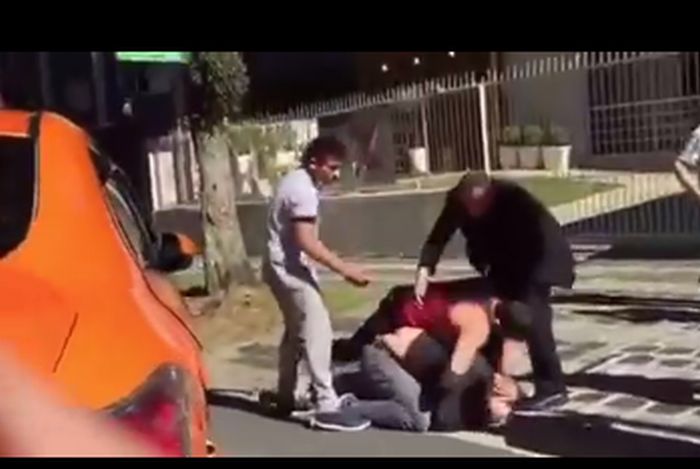 Rodrigo Botti foi imobilizado por seguranças após agredir Matt Brown | /