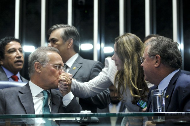 Presidente do Senado Federal, senador Renan Calheiros (PMDB-AL) beija a mão da senadora Vanessa Grazziotin (PCdoB-AM). | Geraldo Magela/Agência Senado