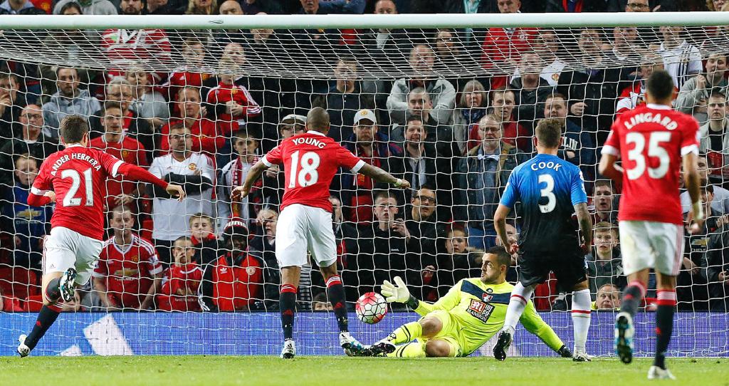 Ashley Young marca o terceiro gol do Manchester United no 3 a 1 sobre o Bournemouth. | Lindsey Paranaby/AFP