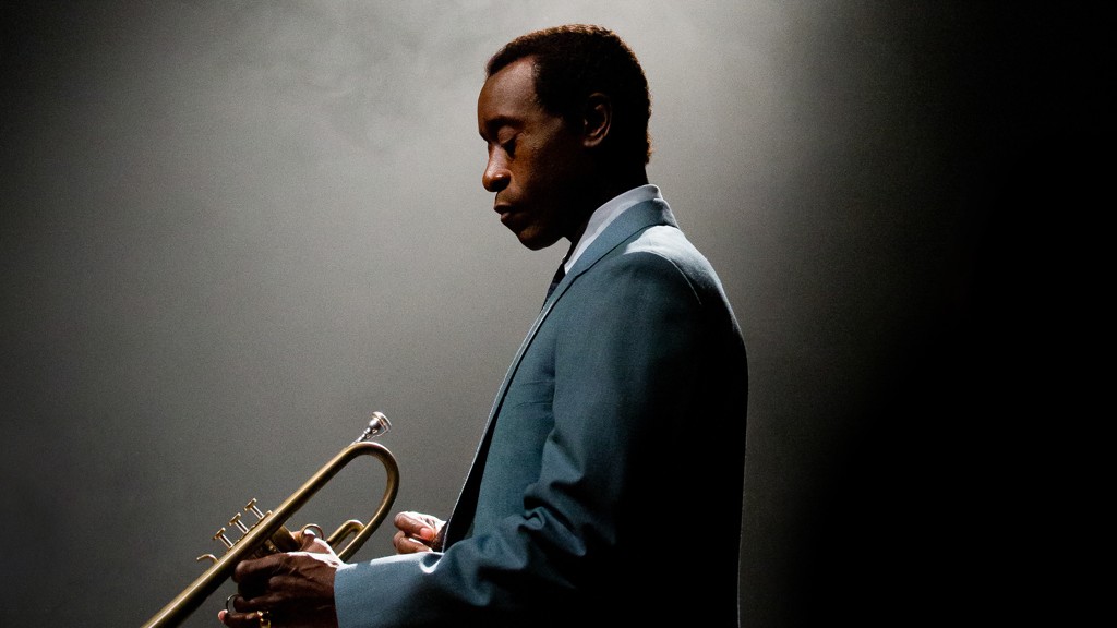 Don Cheadle dirige e interpreta o músico em “Miles Ahead”