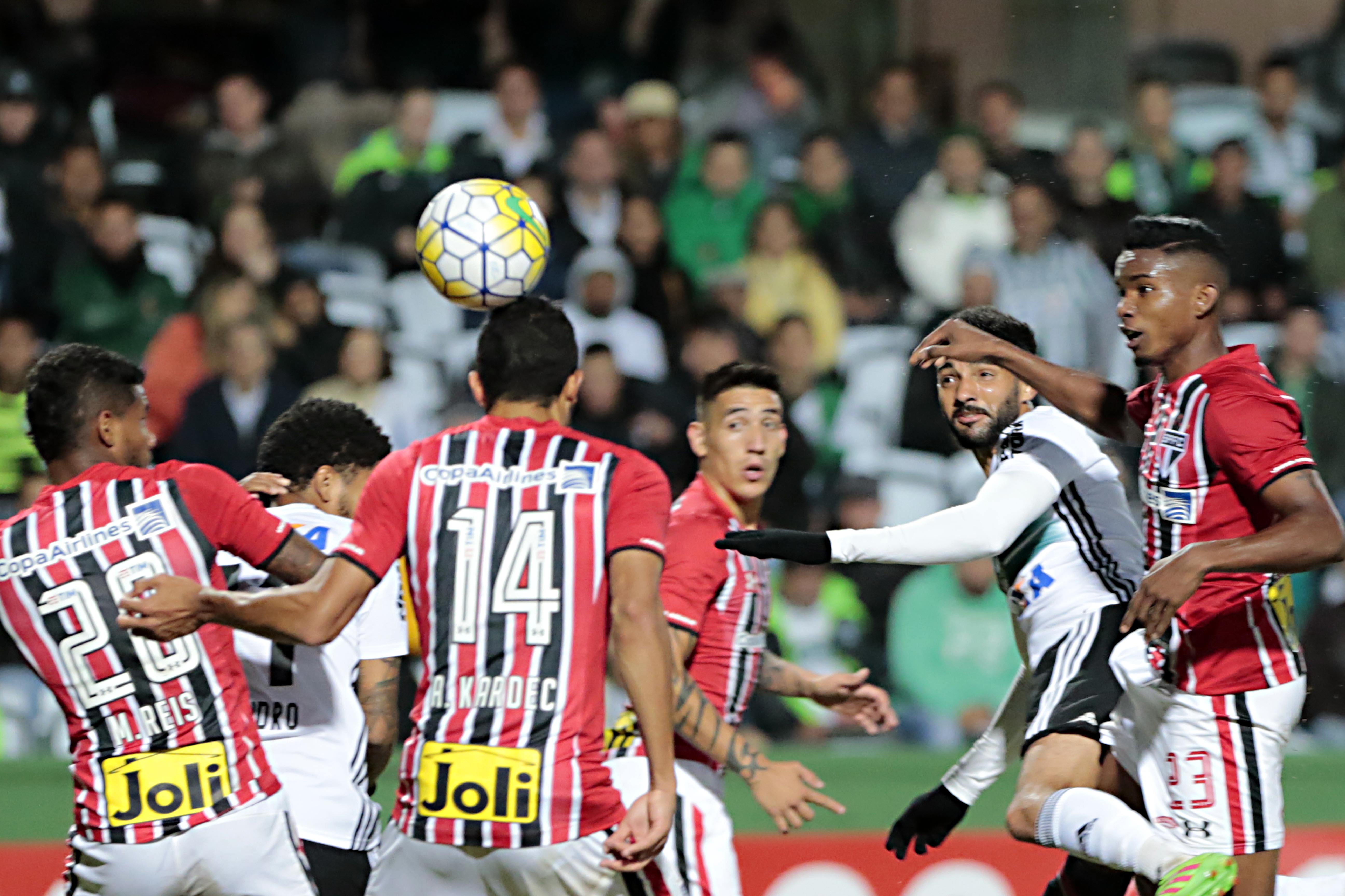 Alan Santos marcou de cabeça o gol que abriu o placar no Couto Pereira. | Albari Rosa/Gazeta do Povo