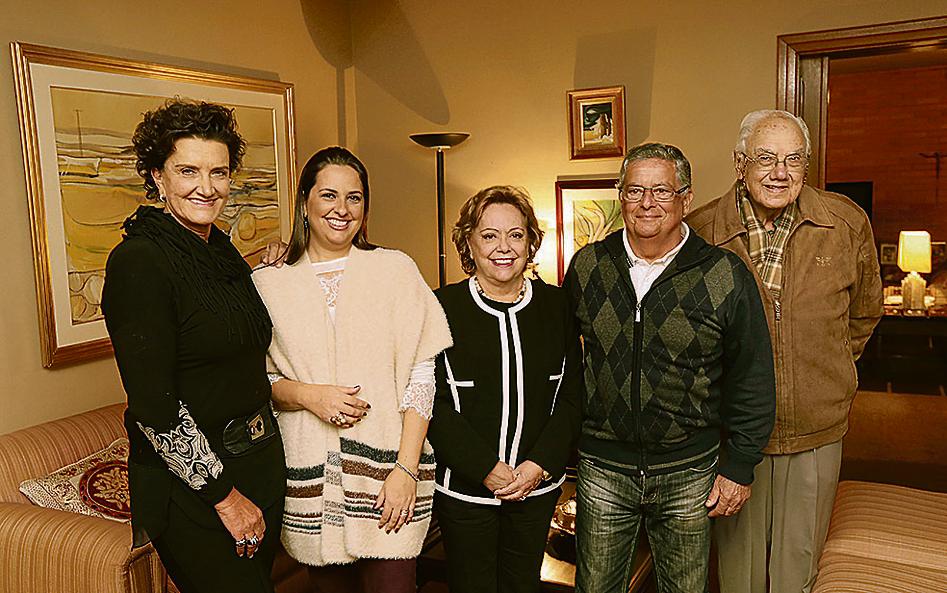 A diretora da Casa Cor Paraná, Marina Nessi (à esq.), foi recebida na terça-feira para jantar na residência de Sandra e Carlos Eduardo Rosa, ao qual também compareceram os arquitetos Lívio Tito Calderari (último à dir.) e Renata Rosa Sguario, filha dos anfitriões. | Júlio César Souza